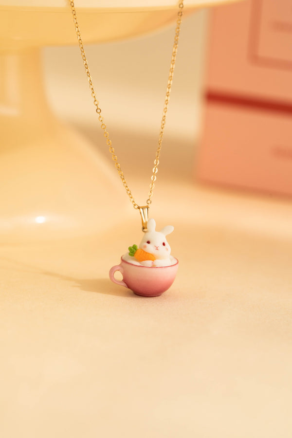 FJ x TEABAG Collier pendentif en résine de lapin bonny rose fait à la main, bijoux à chaîne réglable remplis d'or 14 carats